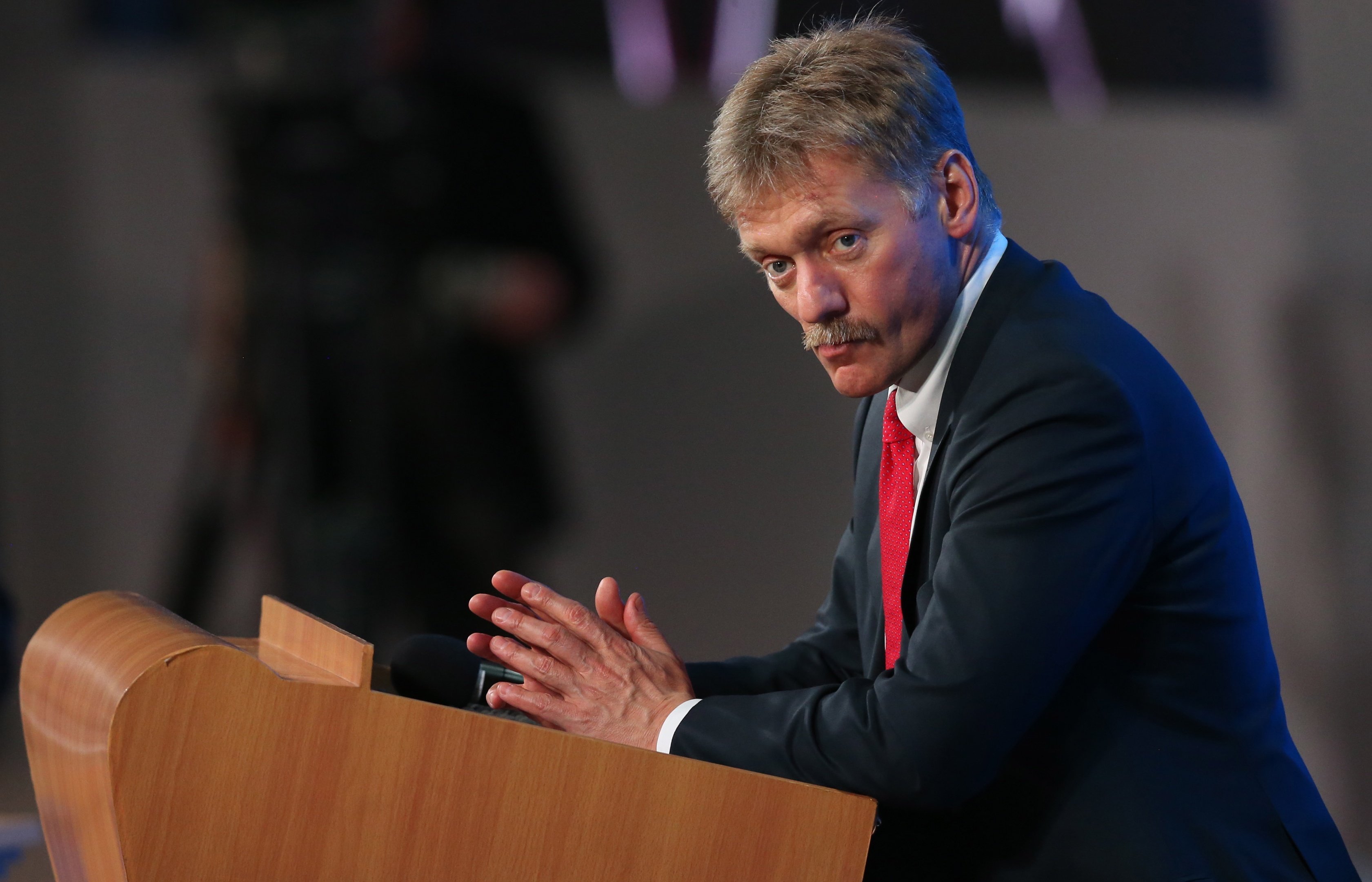 Песков: Кремль следит за ситуацией в Луганске