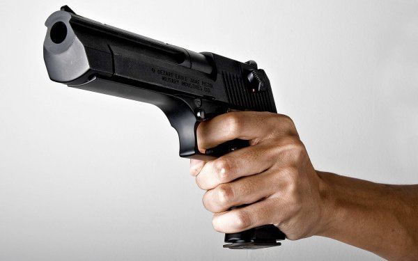 В Москве агрессивный водитель выхватил пистолет во время ссоры на дороге