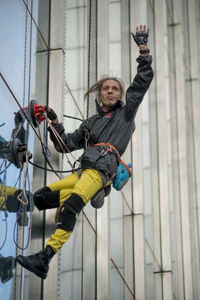 «Человек-паук» Ален Робер в третий раз взобрался на небоскреб в Барселоне