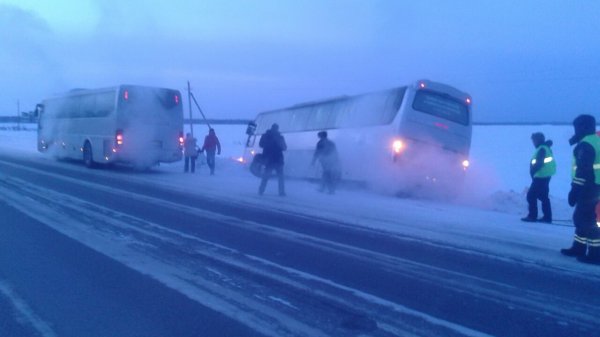 Под Томском рейсовый автобус вылетел в кювет из-за замерзших тормозов