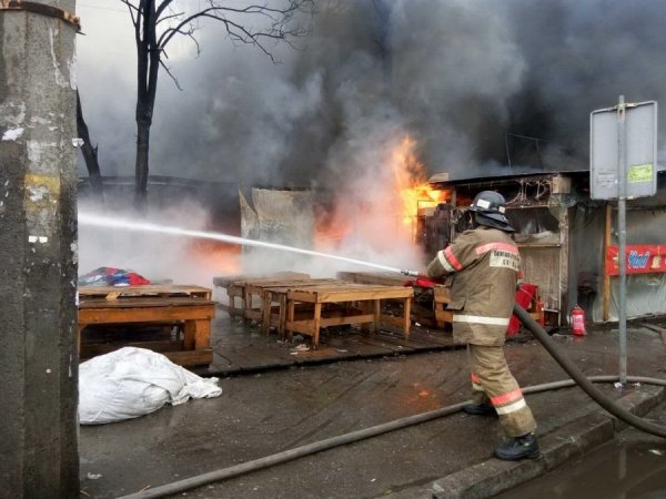 В Киеве при пожаре на рынке погиб один человек