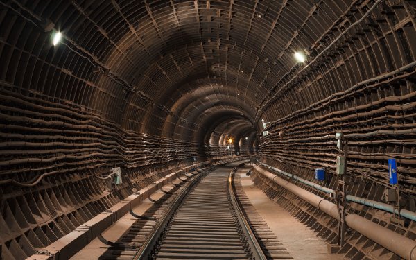 В Москве в тоннеле метро потерялись двое подростков