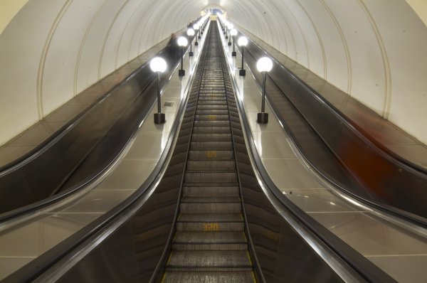 В метро Москвы запустили самый длинный эскалатор в мире