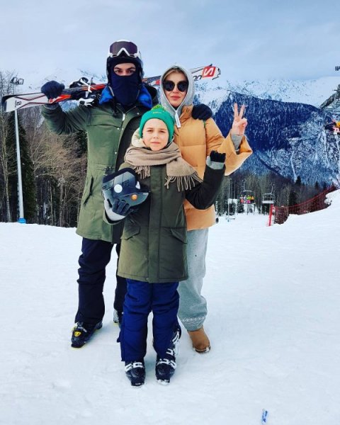 Полина Гагарина отмечает Рождество по-семейному на горнолыжном курорте