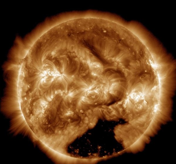 Сотрудники NASA обнаружили огромную дыру на Солнце