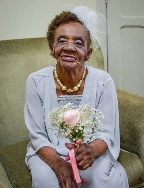 В Бразилии 106-летняя невеста вышла замуж