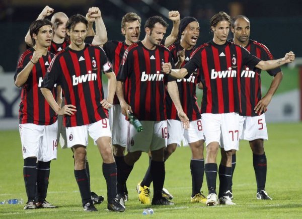 ФК «Милан» разочаровал фанатов третьим проигрышем подряд