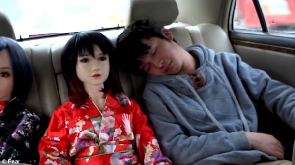 В Китае 58-летний мужчина сожительствует с семью секс-куклами