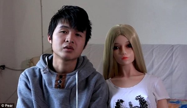 В Китае 58-летний мужчина сожительствует с семью секс-куклами