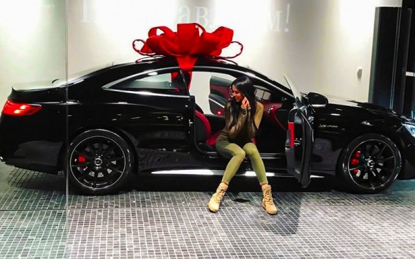 Девушка Тимати получила в подарок Mercedes-Benz S за 11 млн рублей