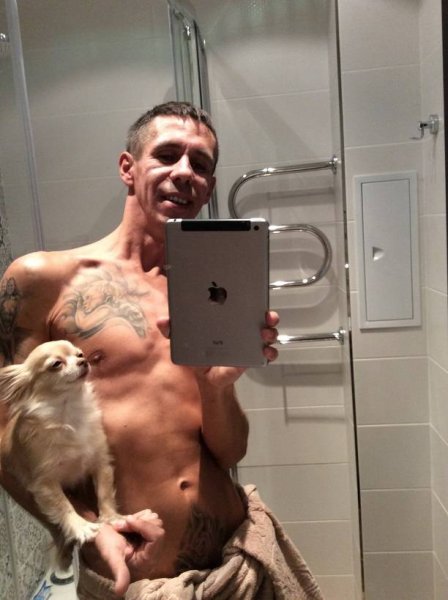 Алексей Панин опубликовал свое обнаженное фото с собакой