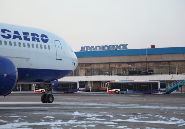 В аэропорту Красноярка самолет совершил экстренную посадку