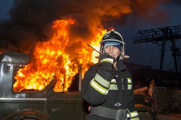 Свидетели рассказали о возгорании торгового центра на юге Москвы