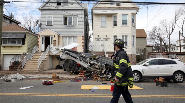 В Нью-Джерси пассажирский самолет рухнул посреди улицы