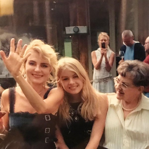 Рената Литвинова опубликовала фото своей мамы и дочери