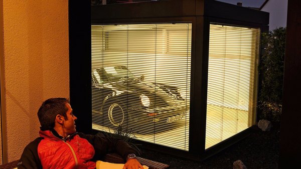 В Германии мужчина создал уникальный гараж для своего Porsche