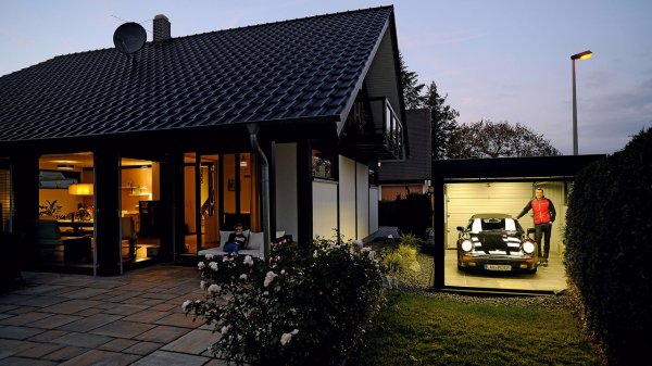 В Германии мужчина создал уникальный гараж для своего Porsche