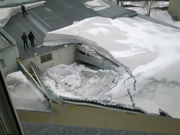 В Башкирии провалилась от снега крыша двухэтажного дома