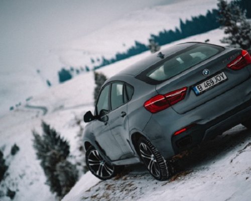 Новый внедорожник BMW X6 M50d xDrive испытали в заснеженных горах Румынии