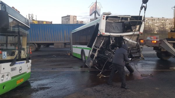 В ДТП на МКАД грузовик протаранил рейсовый автобус