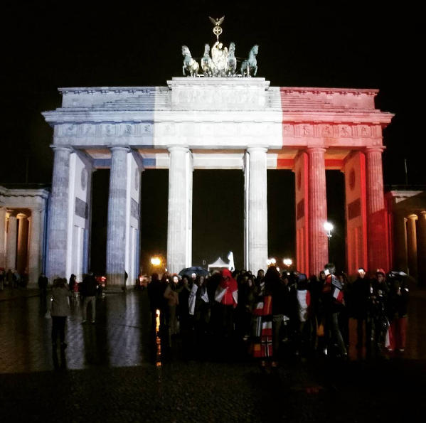 Бранденбургские ворота в Берлине подсветили в цвета флага Франции