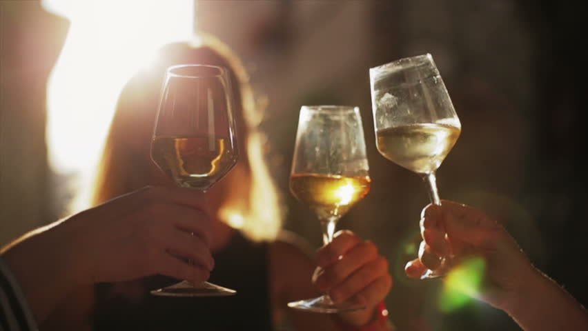 Ученые рассказали чем опасно для женщин белое вино