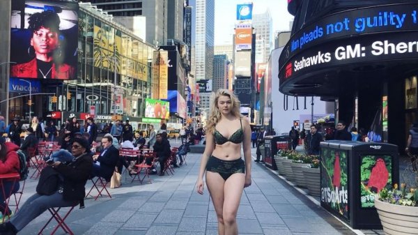 Обнаженная модель plus-size протестует на Таймс-сквер