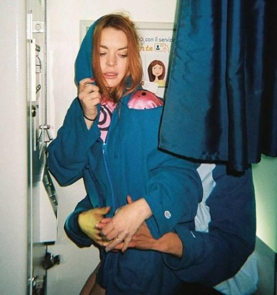 Секс прямо в туалете: Новые фото Линдси Лохан взорвали сеть