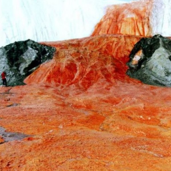 Ученые раскрыли секрет «кровавого» водопада в Антарктиде