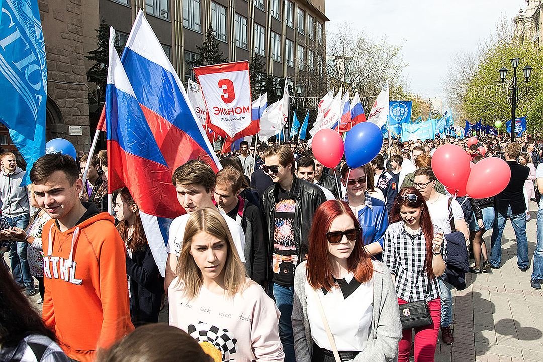 В Саратове первомайская демонстрация состоялась на главной улице с оркестром