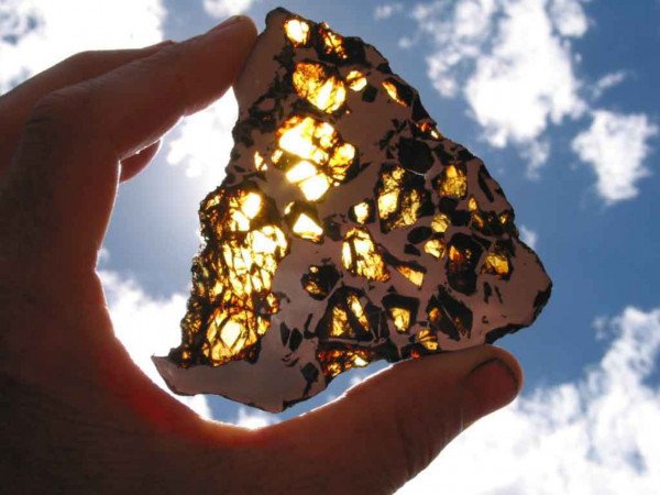 «Кристис» выставил на аукцион метеорит старше Земли