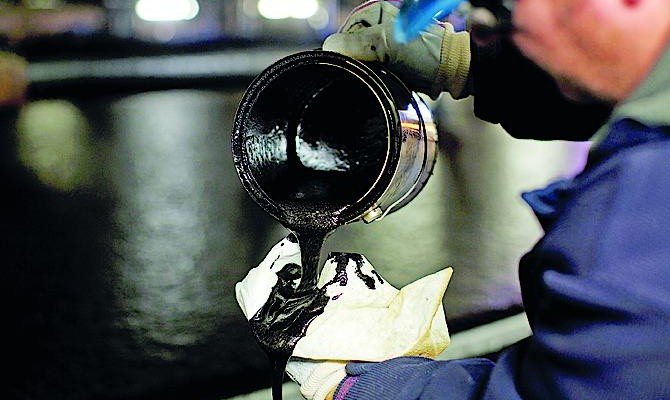 Нефть Brent поднялась выше 54 долларов за баррель впервые с апреля&#8205