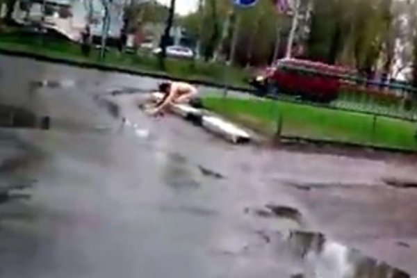 Голый мужчина бегал по улицам Новокузнецка и умывался водой из луж
