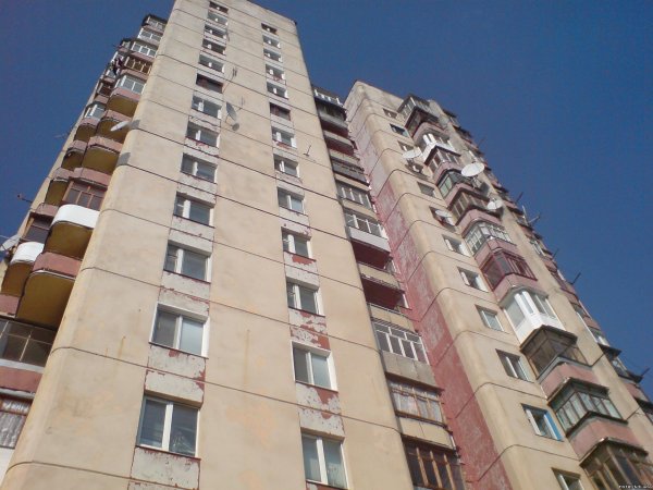 Голый мужчина выпал из окна 10 этажа в Омске