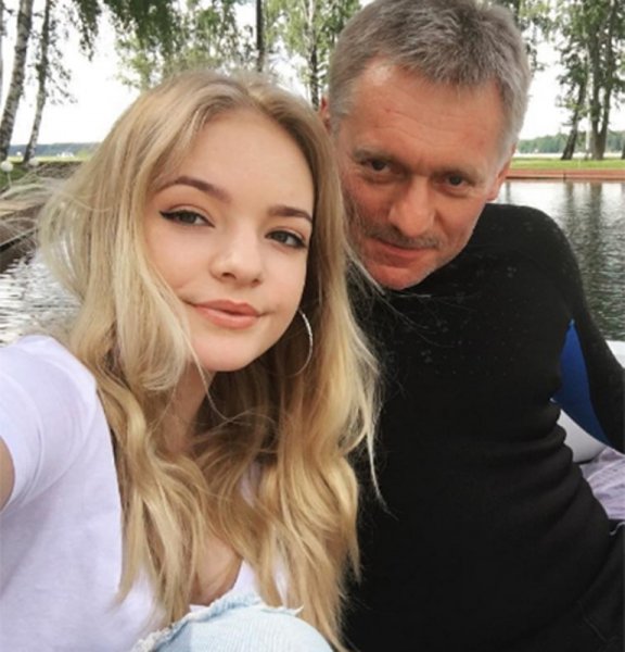 Песков не стал комментировать критику дочери в адрес Собянина