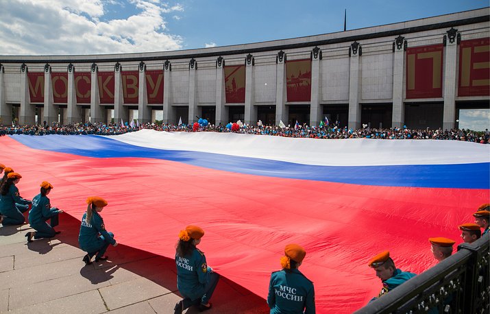 В Москве на Поклонной горе развернули самый большой триколор в России