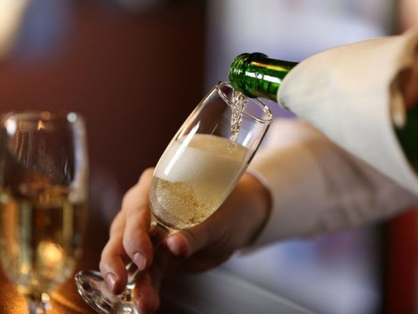 Ученые: Нервным женщинам нужно выпивать бокал шампанского ежедневно