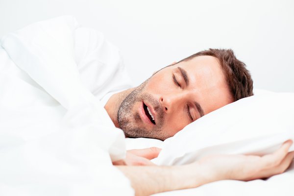 Спать на спине и с открытым ртом опасно: Научные открытия в области сна