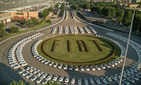 Сеть супермаркетов подарила клиентам рекордное число машин Fiat 500 за два дня