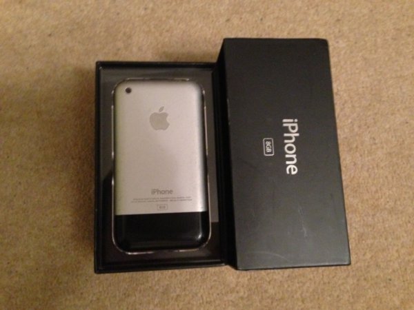 На eBay продается самый первый iPhone за 19,5 тысяч долларов