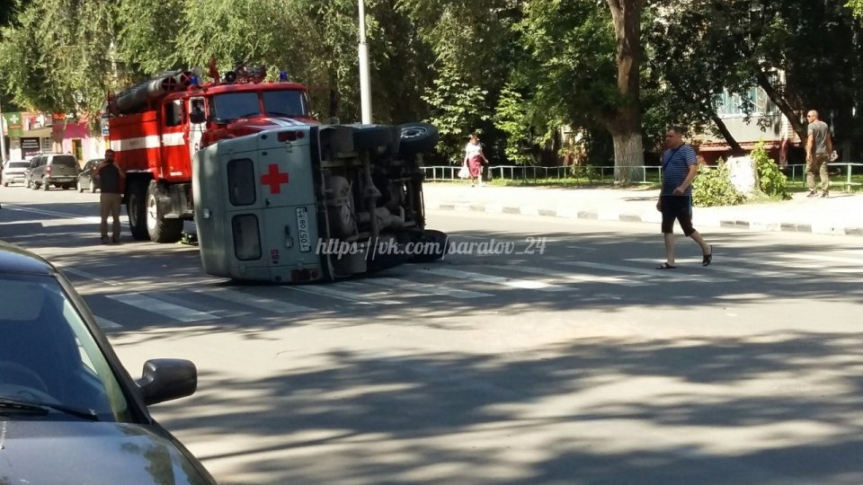 В ДТП со скорой в Саратове пострадали три человека