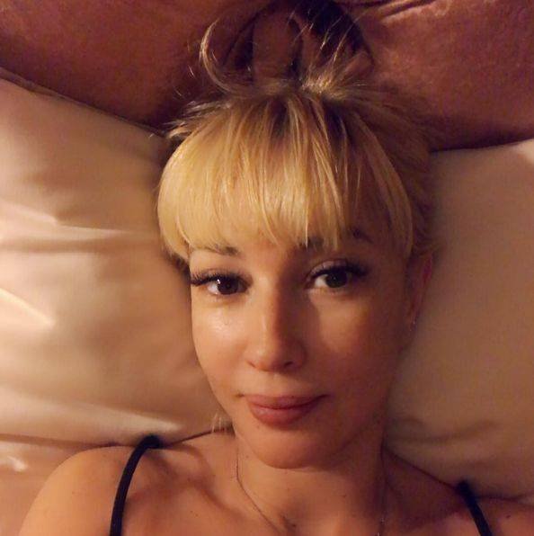 Лера Кудрявцева обнародовала постельное селфи без макияжа