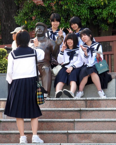 В Японии запретили несовершеннолетним школьницам ходить на "свидания за деньги"