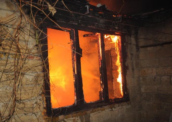 При пожаре в доме Кемерово спасатели вывели на улицу 12 жильцов