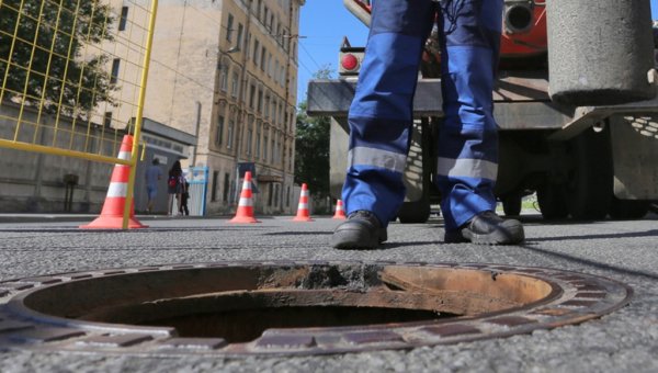 В Петербурге двухлетняя девочка провалилась в канализационный люк