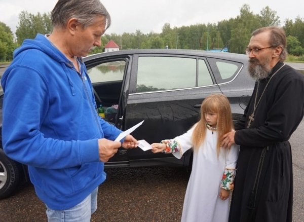 В Томской области священник вышел на дорогу для призыва водителей соблюдать ПДД