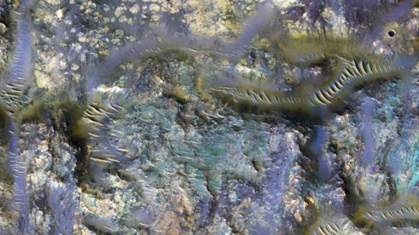 NASA показало унікальні знімки кратера Марса з різнокольоровими хробаками