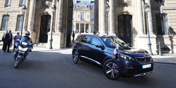 Президент Франции проехался на кроссовере Peugeot 5008 в День Бастилии