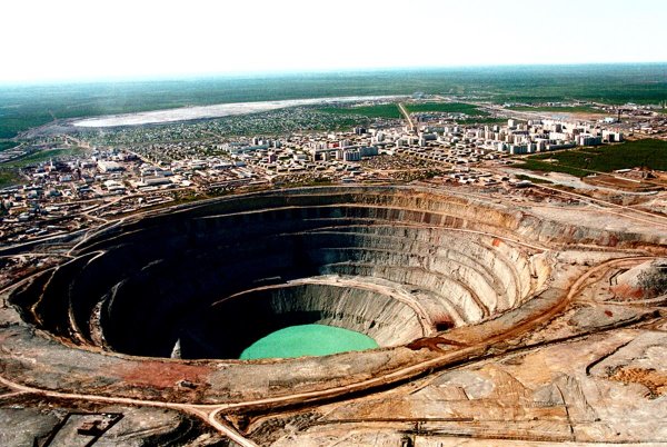 В Сеть выложили первые фотокадры с места затопления шахты «Алросы» в Якутии