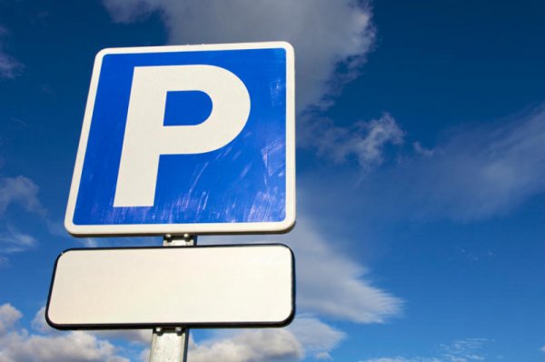 Работники парковки на Центральном рынке в Симферополе продают места для инвалидов